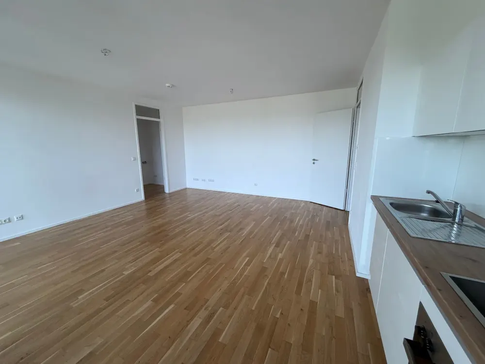 Living in new-build standard with fitted kitchen, underground parking and distant view!