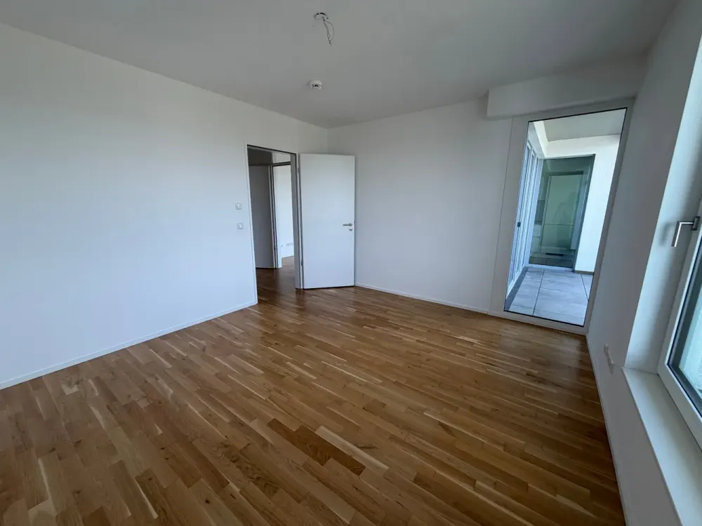 Living in new-build standard with fitted kitchen, underground parking and distant view!
