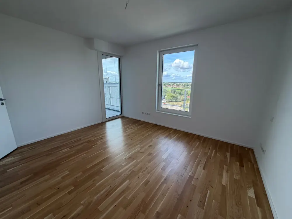 Living in new-build standard with fitted kitchen, underground parking and distant view!