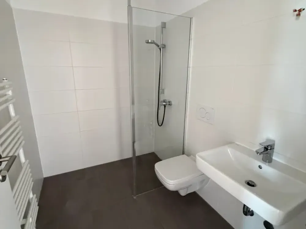 Living in new-build standard with fitted kitchen, underground parking and distant view!