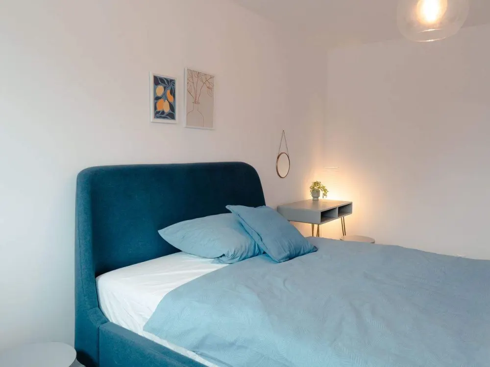 Neu saniertes, möbliertes WG-Zimmer in Top-Lage