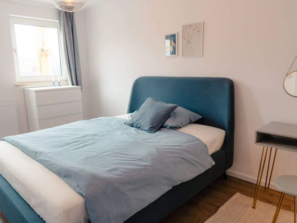 Neu saniertes, möbliertes WG-Zimmer in Top-Lage