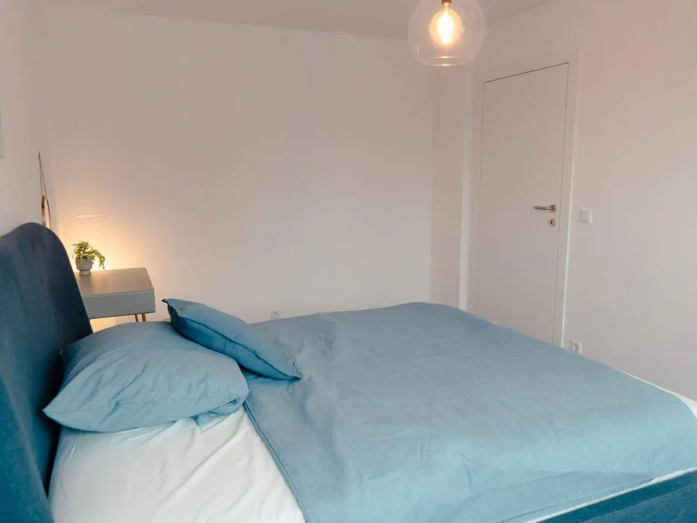Neu saniertes, möbliertes WG-Zimmer in Top-Lage