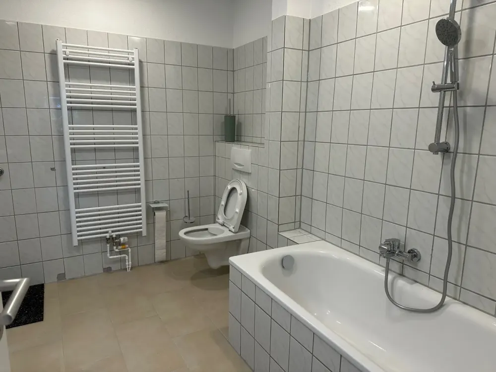 Bildschöne sanierte Wohnung in einem herrlichen Reetdachhaus