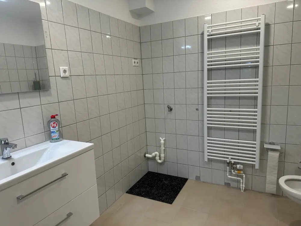 Bildschöne sanierte Wohnung in einem herrlichen Reetdachhaus