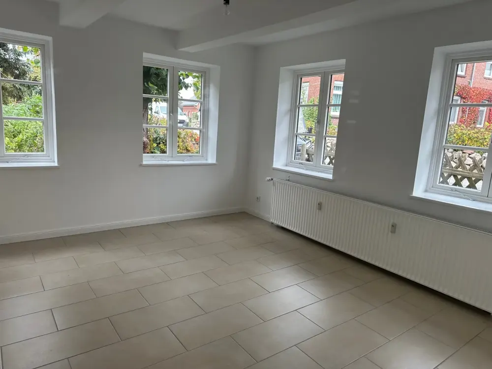 Bildschöne sanierte Wohnung in einem herrlichen Reetdachhaus