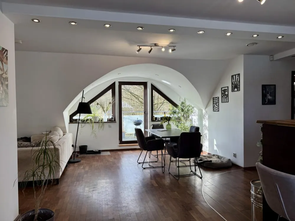 Charming Top-Floor Apartment in a Green Area