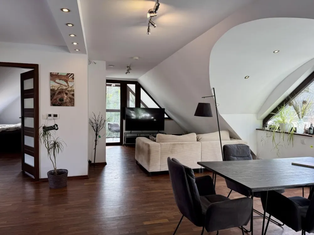 Charming Top-Floor Apartment in a Green Area