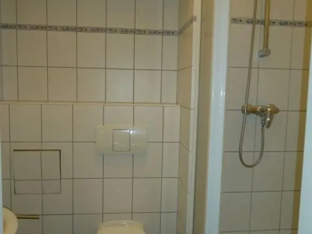 1 Zimmer, Küche mit EBK im VH EG links in Connewitz