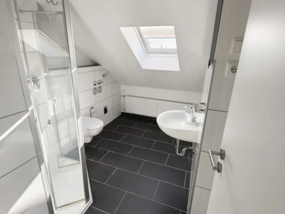 Freshly Renovated 3-Room Attic Apartment in Green Surroundings, Underfloor Heating, Heat Pump & Forest View