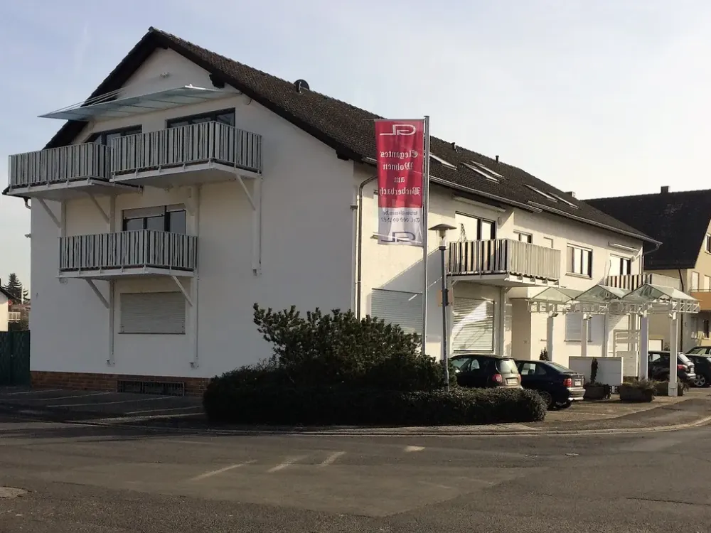 Aussergewöhnliche DG Wohnung mit großem teilw. überdachten ( Glas ) Balkon und kompl.Einbauküche
