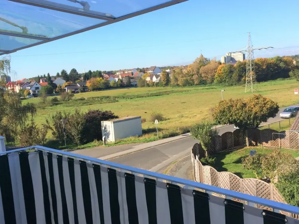 Aussergewöhnliche DG Wohnung mit großem teilw. überdachten ( Glas ) Balkon und kompl.Einbauküche