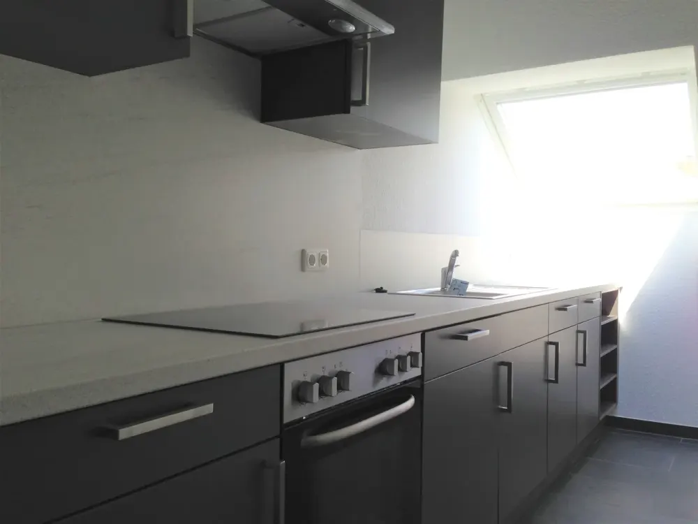 Aussergewöhnliche DG Wohnung mit großem teilw. überdachten ( Glas ) Balkon und kompl.Einbauküche