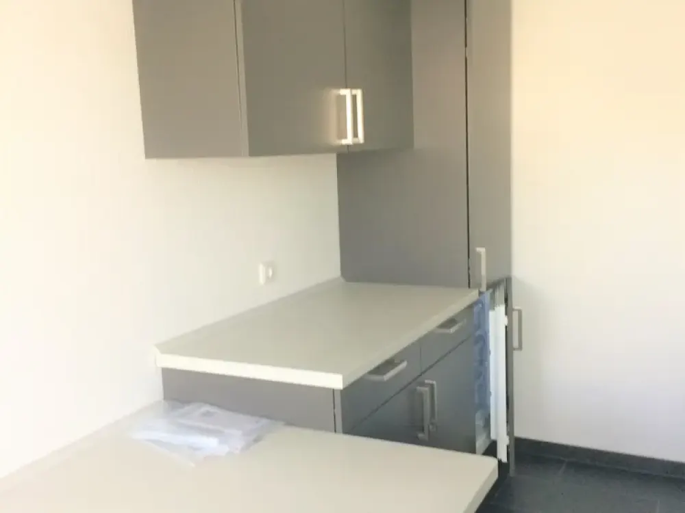 Aussergewöhnliche DG Wohnung mit großem teilw. überdachten ( Glas ) Balkon und kompl.Einbauküche