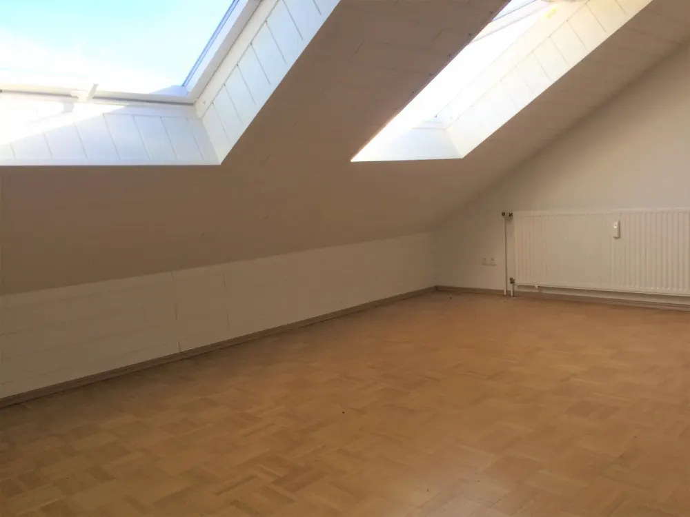 Aussergewöhnliche DG Wohnung mit großem teilw. überdachten ( Glas ) Balkon und kompl.Einbauküche