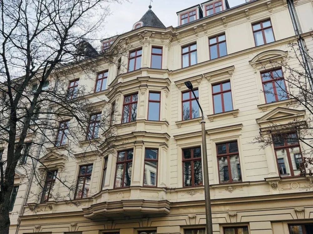 ***TRAUMHAFT GROSSZÜGIGE 6-ZIMMER-WOHNUNG MIT 3 BÄDERN, 2 BALKONEN UND EIGENEM STELLPLATZ***