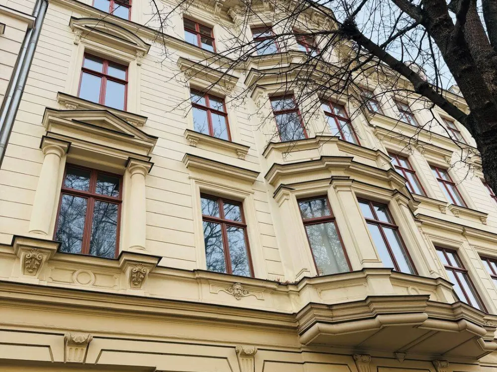 ***TRAUMHAFT GROSSZÜGIGE 6-ZIMMER-WOHNUNG MIT 3 BÄDERN, 2 BALKONEN UND EIGENEM STELLPLATZ***
