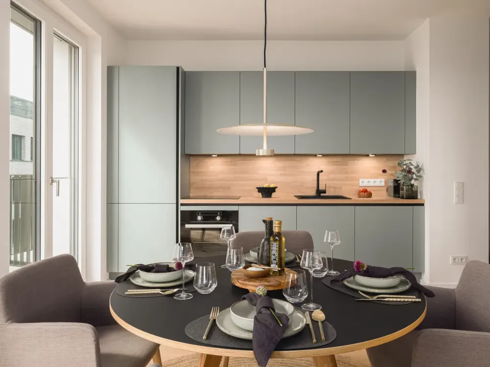 THE PURE: Hochwertige 2-Zimmer-Wohnung mit Design-Möblierung & Concierge an der East Side Gallery