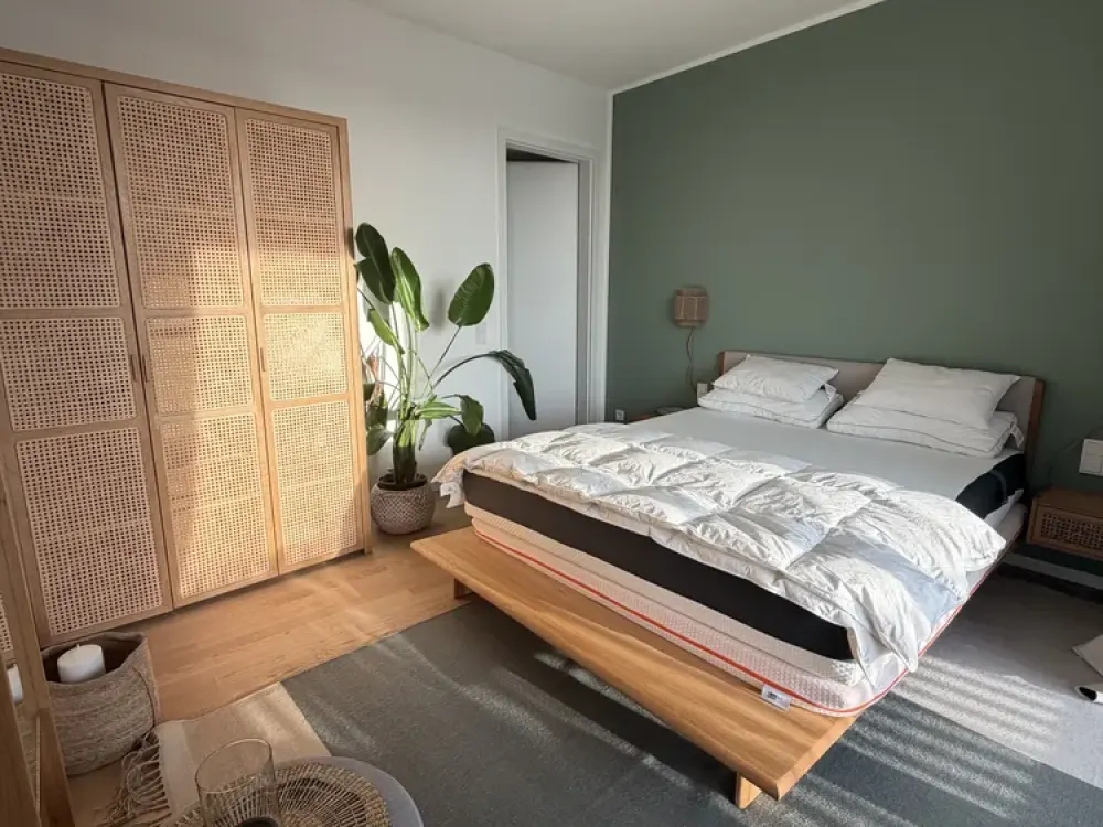 THE PURE: Hochwertige 2-Zimmer-Wohnung mit Design-Möblierung & Concierge an der East Side Gallery