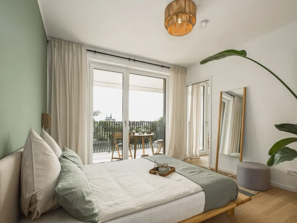 THE PURE: Hochwertige 2-Zimmer-Wohnung mit Design-Möblierung & Concierge an der East Side Gallery