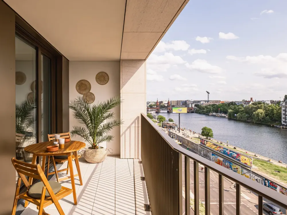 THE PURE: Hochwertige 2-Zimmer-Wohnung mit Design-Möblierung & Concierge an der East Side Gallery