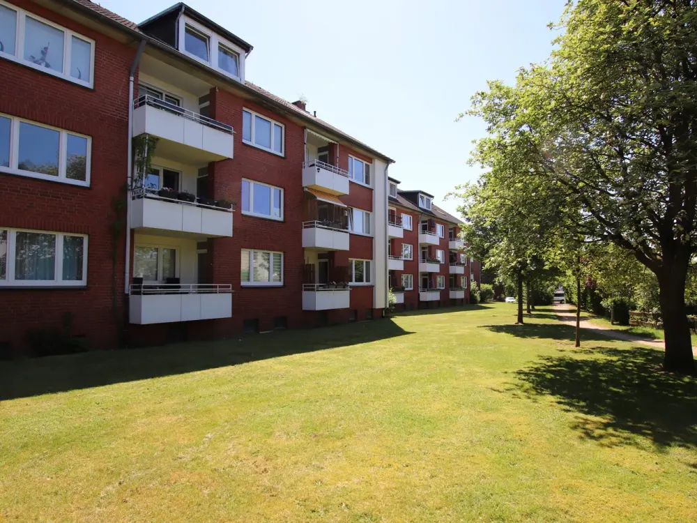 Well-maintained Floor Apartment for Rent with Balcony in Hamburg - Wentzel Dr.