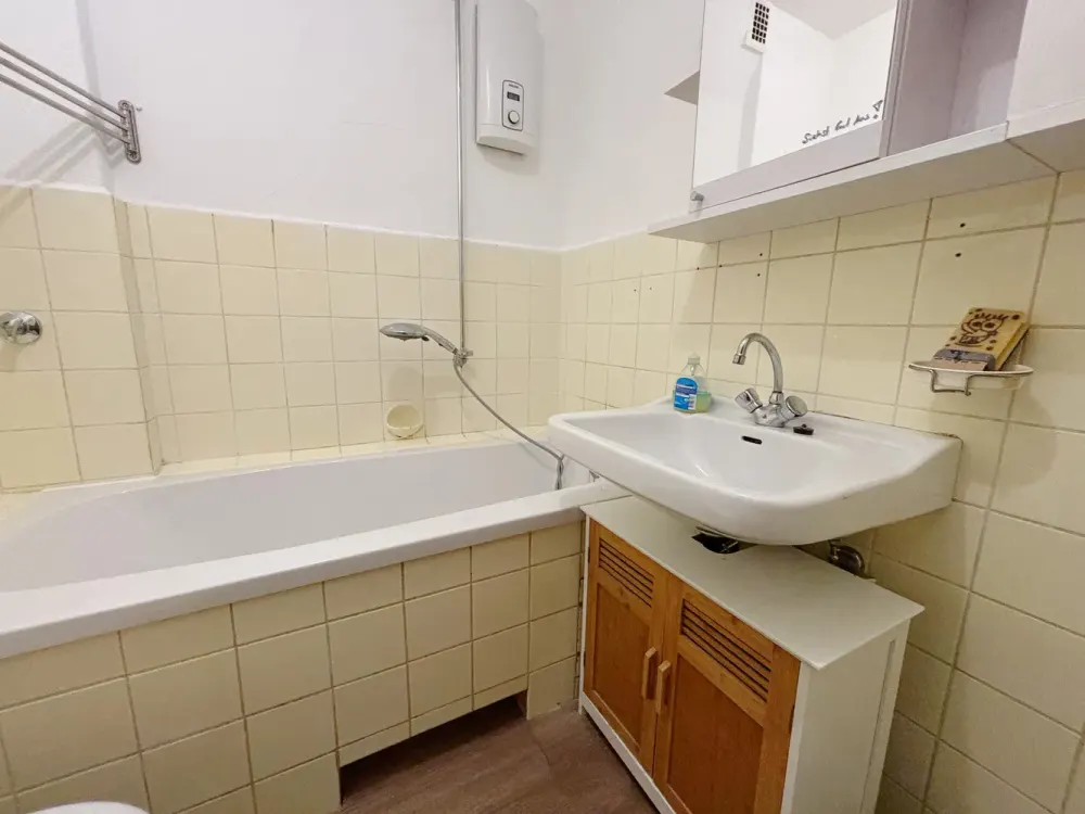 Well-maintained Floor Apartment for Rent with Balcony in Hamburg - Wentzel Dr.