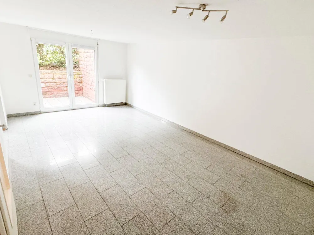 GERÄUMIGE 2,5-ZIMMER-WOHNUNG MIT TERRASSE