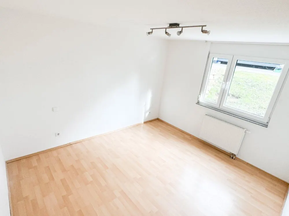 GERÄUMIGE 2,5-ZIMMER-WOHNUNG MIT TERRASSE