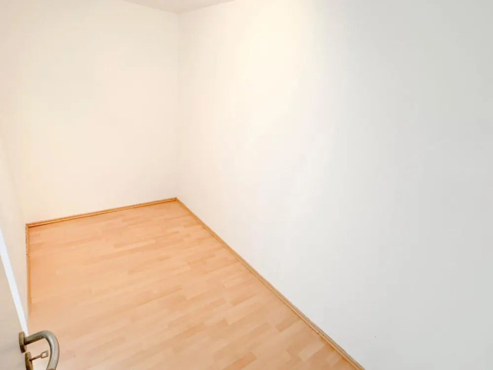 GERÄUMIGE 2,5-ZIMMER-WOHNUNG MIT TERRASSE