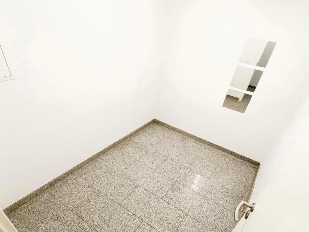 GERÄUMIGE 2,5-ZIMMER-WOHNUNG MIT TERRASSE