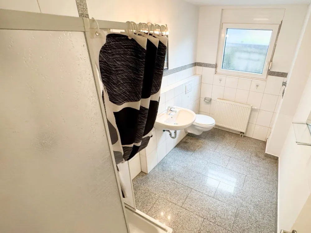 GERÄUMIGE 2,5-ZIMMER-WOHNUNG MIT TERRASSE