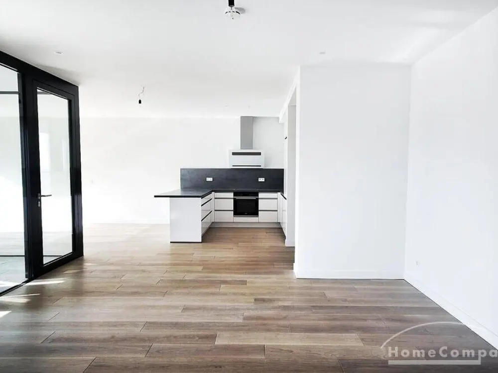 Sachsenhausen 8065917 - Wahrzeichen Henninger Turm, wenn Wohnen zum Erlebnis wird!