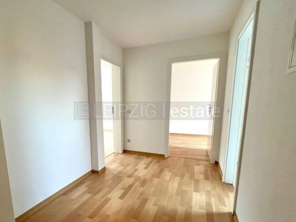 2-Zi DG-Wohnung, Bad WF, erst 2025 inkl. neuem Bodenbelag frisch renoviert, frei ab 01.10.26