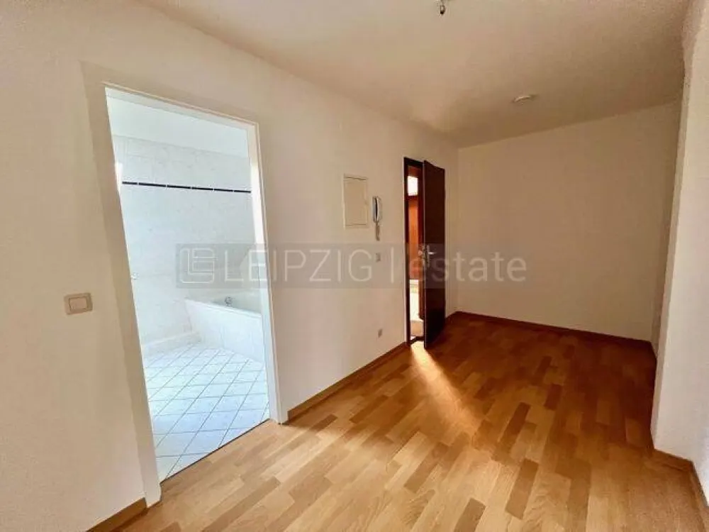2-Zi DG-Wohnung, Bad WF, erst 2025 inkl. neuem Bodenbelag frisch renoviert, frei ab 01.10.26