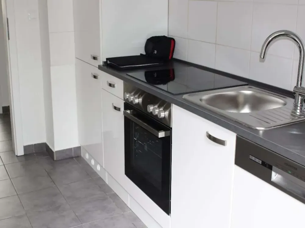 Not far from the UNI! Well-maintained 3 rooms with fitted kitchen, balcony and garden use in a quiet suburban location