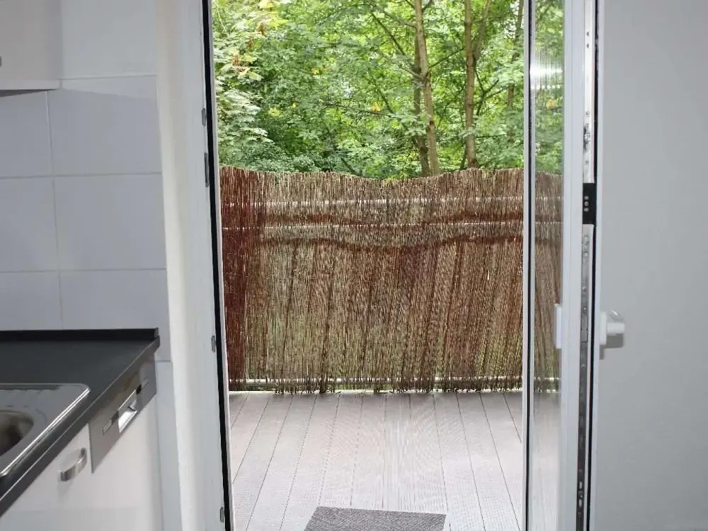 Not far from the UNI! Well-maintained 3 rooms with fitted kitchen, balcony and garden use in a quiet suburban location