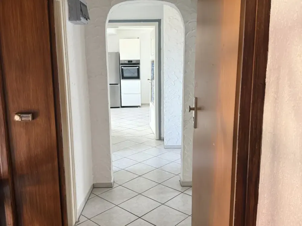 Schöne Altbau Dachgeschoss-Wohnung mit Küche und Keller im historischen Kesselstadt.