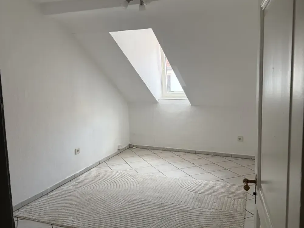 Schöne Altbau Dachgeschoss-Wohnung mit Küche und Keller im historischen Kesselstadt.