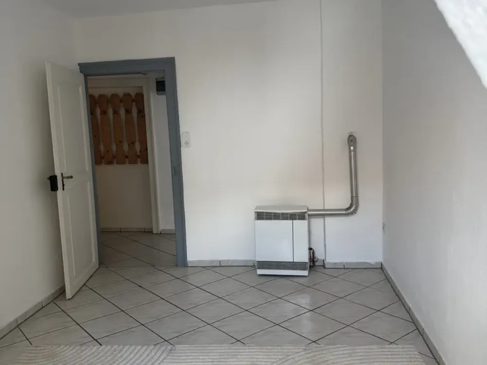 Schöne Altbau Dachgeschoss-Wohnung mit Küche und Keller im historischen Kesselstadt.