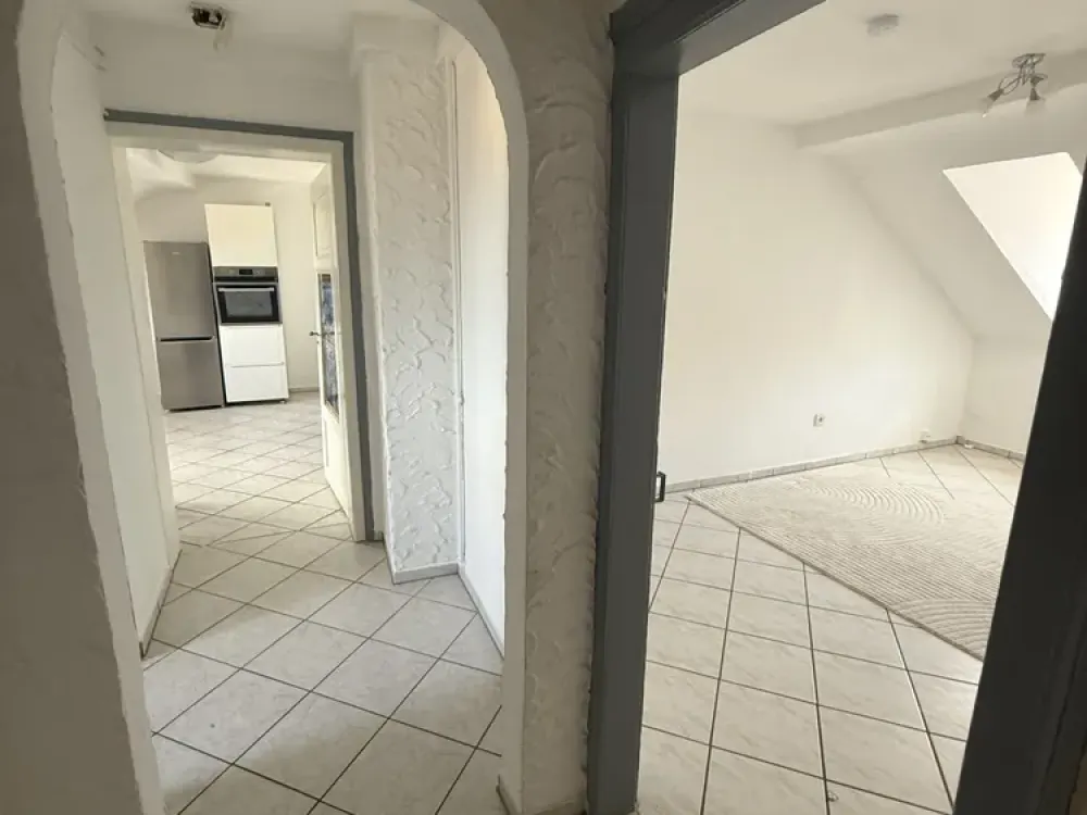 Schöne Altbau Dachgeschoss-Wohnung mit Küche und Keller im historischen Kesselstadt.