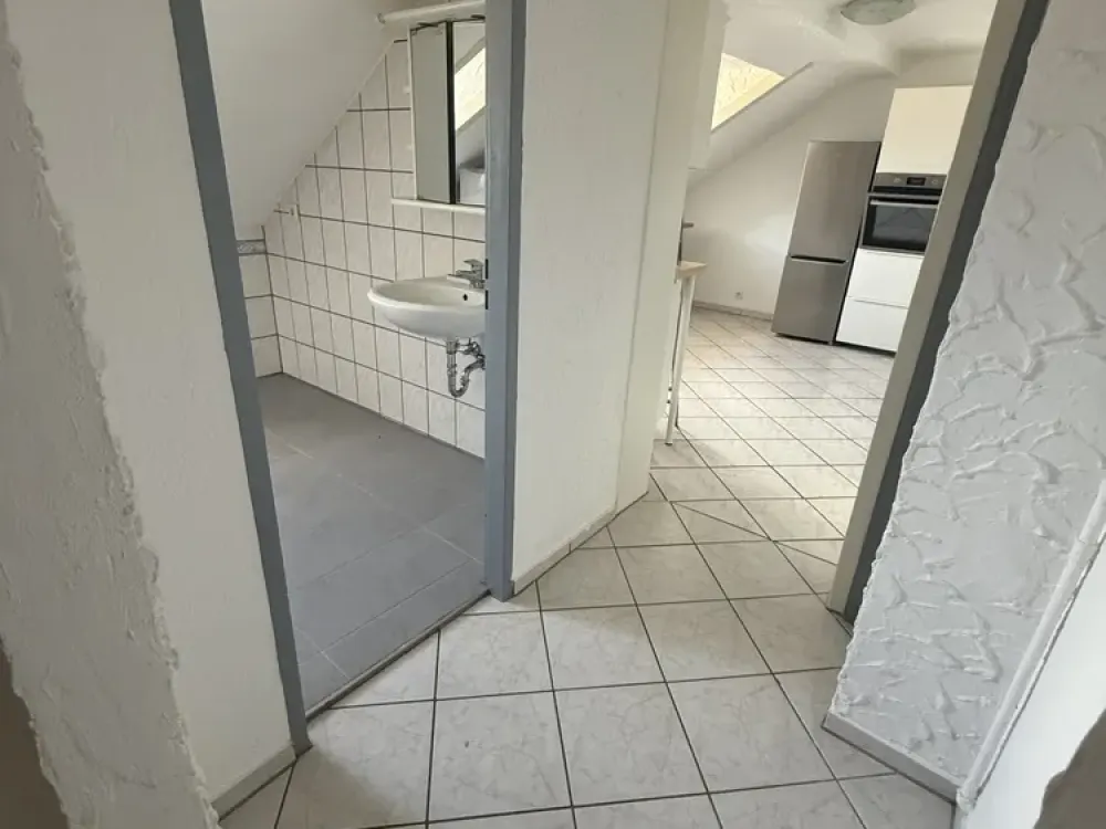 Schöne Altbau Dachgeschoss-Wohnung mit Küche und Keller im historischen Kesselstadt.