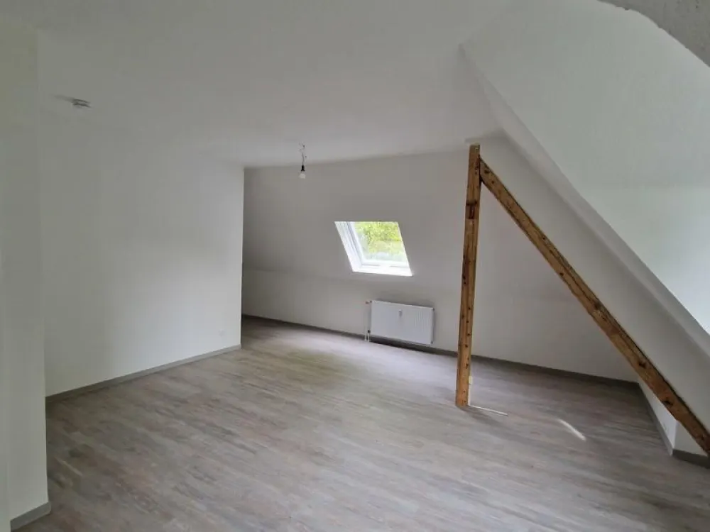 Wohn(t)raum: günstige 1,5-Zimmer-Dachgeschosswohnung in modernisiertem 3-Familienhaus