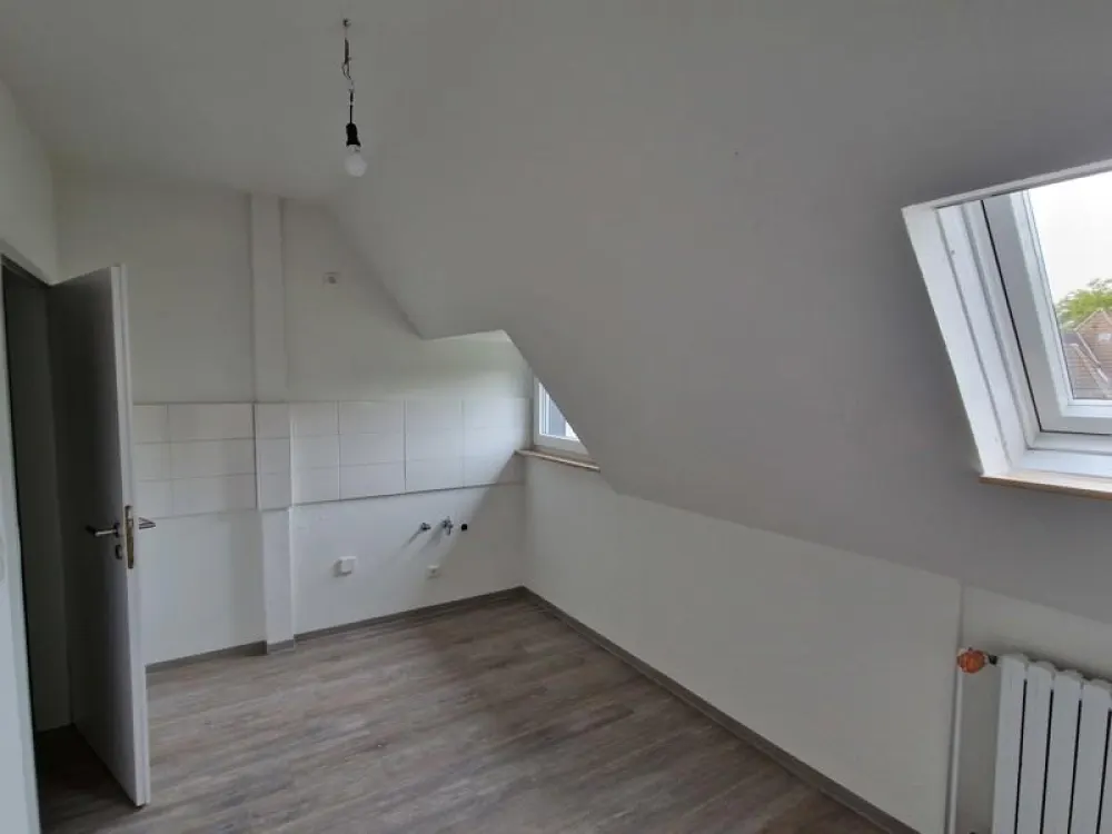 Wohn(t)raum: günstige 1,5-Zimmer-Dachgeschosswohnung in modernisiertem 3-Familienhaus