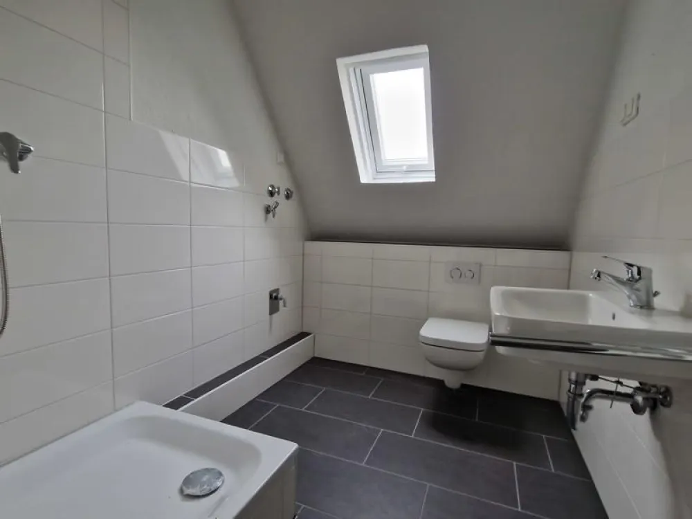 Wohn(t)raum: günstige 1,5-Zimmer-Dachgeschosswohnung in modernisiertem 3-Familienhaus