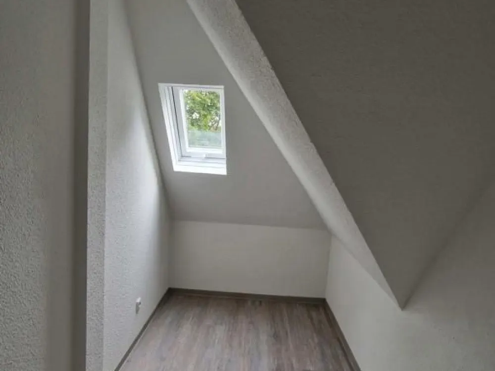 Wohn(t)raum: günstige 1,5-Zimmer-Dachgeschosswohnung in modernisiertem 3-Familienhaus