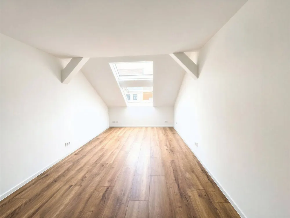 *Hochwertig modernisiert inkl. 1. Monat Kaltmietfrei!* Mit Galerie & neuer EBK