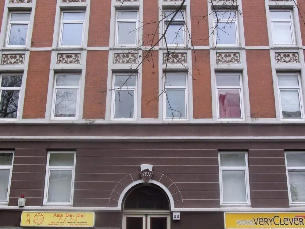 Winterhude: 2-Zi-Altbau mit Balkon, ideal als Wohnbüro, Praxis, Atelier