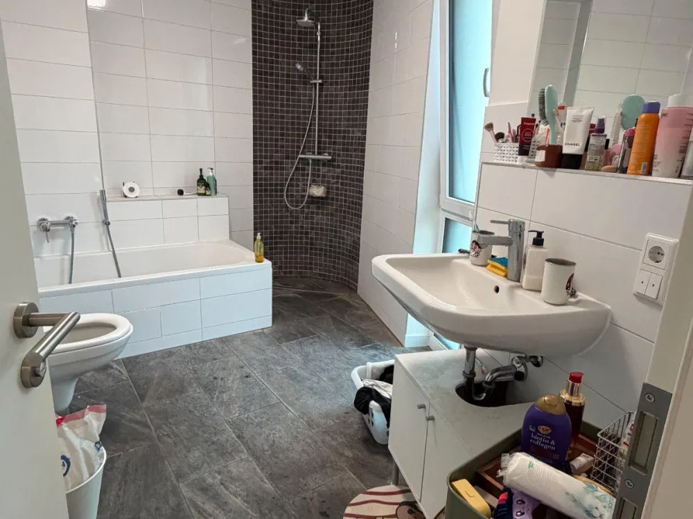 Moderne 2-Zimmer-Wohnung mit großem Balkon in Frankfurt-Nied