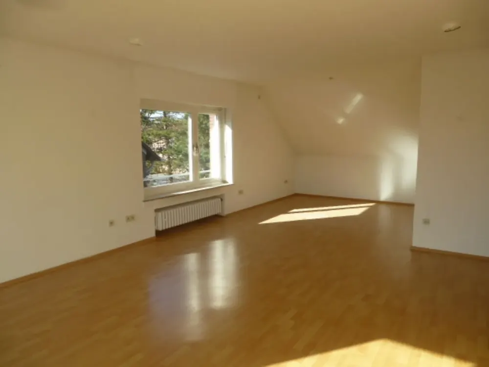 *** Wunderschöne, lichtdurchflutete Dachgeschosswohnung in zentraler Lage ***